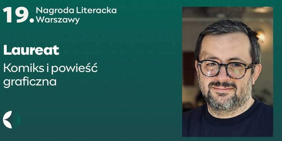 Łukasz Wojciechowski i okładka komiksu „Dum-dum”, laureata Nagrody Literackiej m.st. Warszawy.