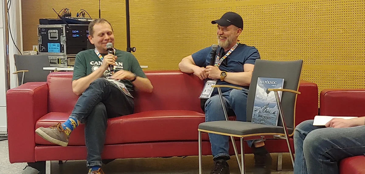 Marcin Bałczewski i Łukasz Godlewski na Komiksowej Warszawie 2026 podczas rozmowy