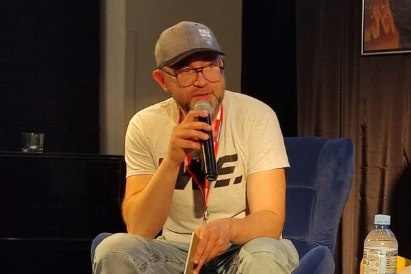 Jak poprawnie czytać tytuł W.E. oraz dlaczego Hubert Ronek nie został informatykiem? Zapraszamy na krótką rozmowę z autorem kultowych komiksów