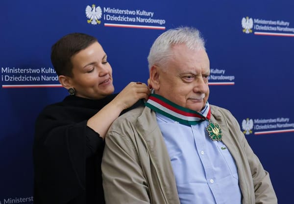 Andrzej Sapkowski z medalem Zasłużony Kulturze Gloria Artis. Spis komiksów o Wiedźminie