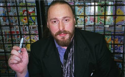 Warren Ellis podczas spotkania w nowojorskiej księgarni komiksowej w 2000 roku.