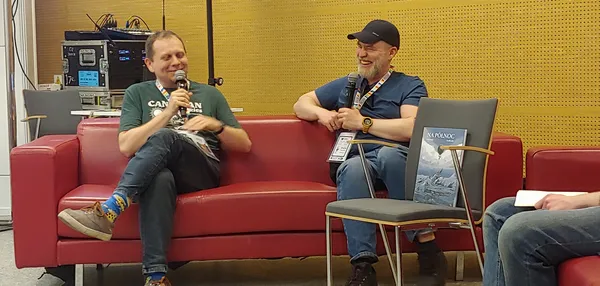 Marcin Bałczewski i Łukasz Godlewski na Komiksowej Warszawie 2026 podczas rozmowy