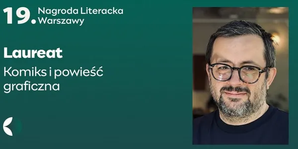 Łukasz Wojciechowski i okładka komiksu „Dum-dum”, laureata Nagrody Literackiej m.st. Warszawy.